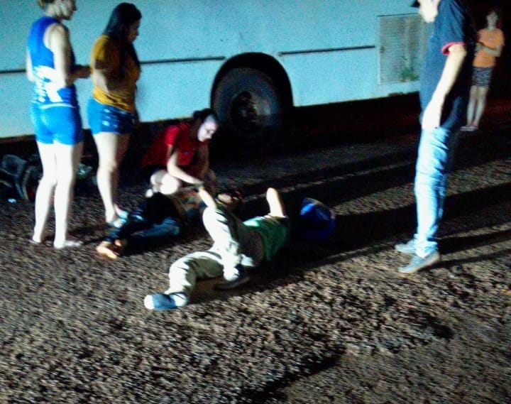 Una moto chocó contra un colectivo estacionado en Eldorado